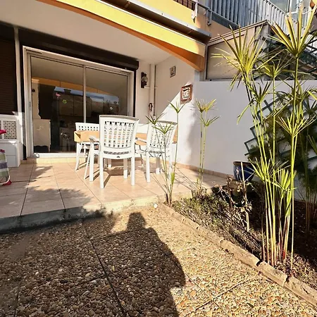 Les Pinedes - Un Jardin Fleuri A Cote De La Apartment *