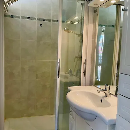 Les Pinedes - Un Jardin Fleuri A Cote De La Apartment *