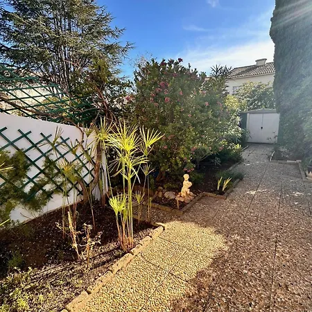 Apartment Les Pinedes - Un Jardin Fleuri A Cote De La