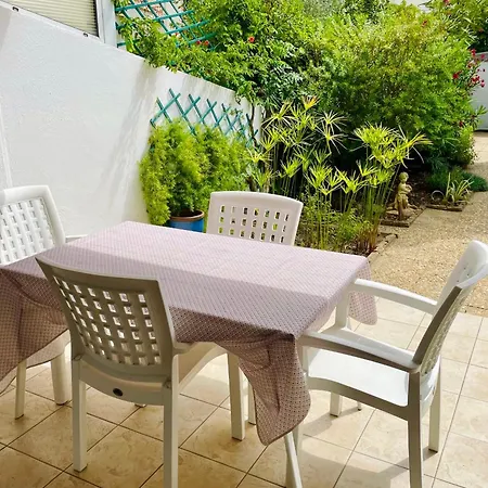 Les Pinedes - Un Jardin Fleuri A Cote De La Apartment