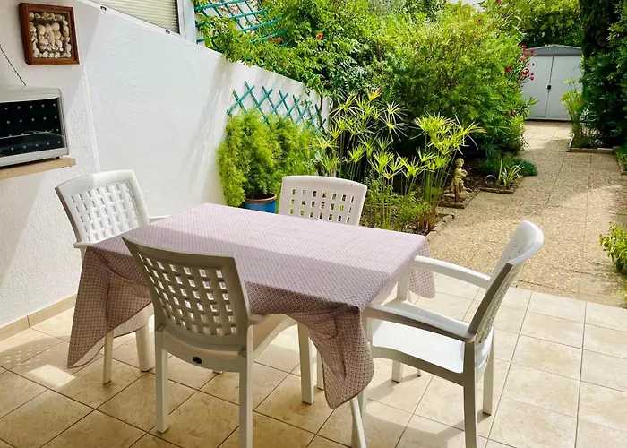Les Pinedes - Un Jardin Fleuri A Cote De La Apartmán