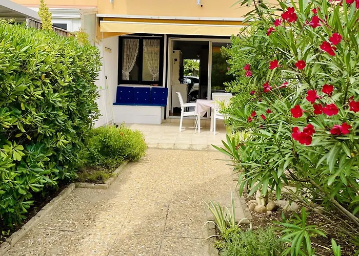 Les Pinedes - Un Jardin Fleuri A Cote De La *